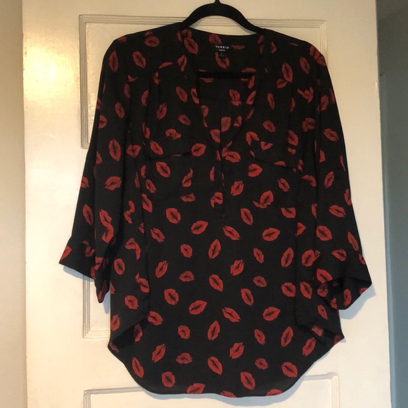 Torrid Harper Black Red Lips Blouse Sz 0 L
